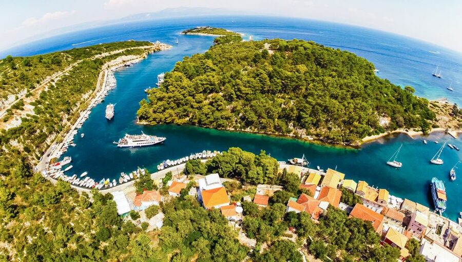 From Corfu: Day Cruise to Paxos, Antipaxos, and Blue Caves - Two hours to eat and wander in Gaios