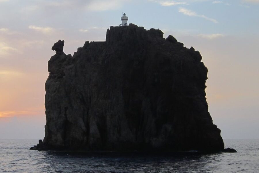 From Milazzo: Panarea and Stromboli Boat Trip by Night - The small islands between Panarea and Stromboli
