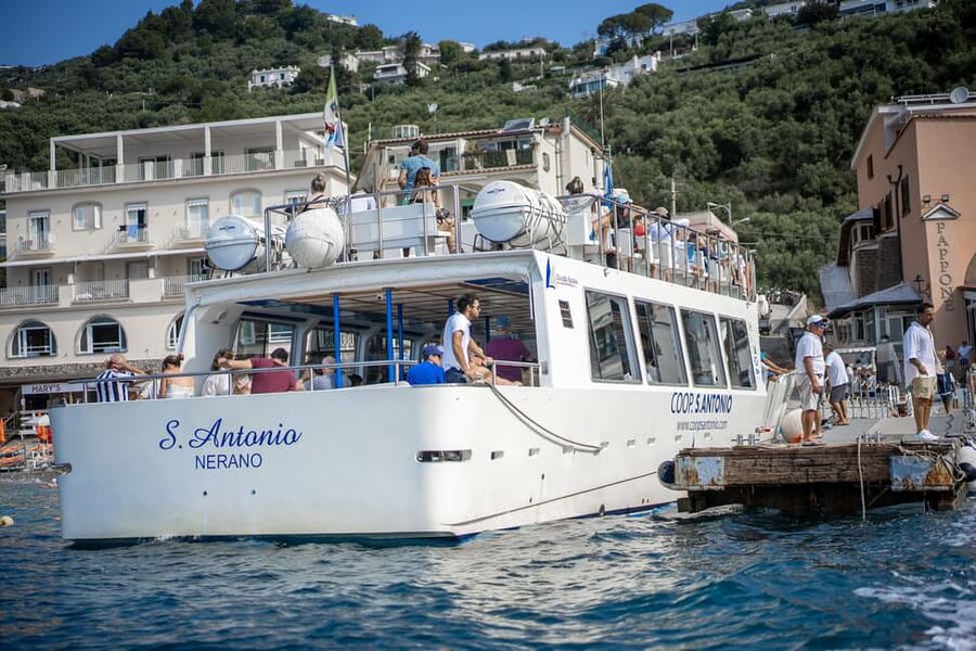From Sorrento/Nerano: Capri Island Cruise with Guide Onboard - Capri town and the Piazzetta