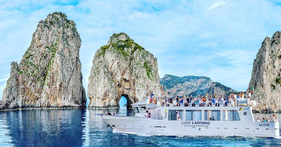 From Sorrento/Nerano: Capri Island Cruise with Guide Onboard - The 45-minute crossing to Capri