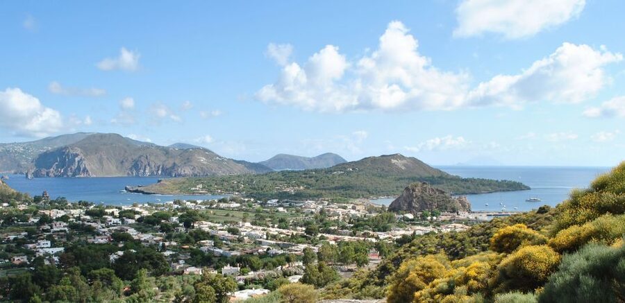 From Taormina: Lipari and Vulcano Mini Cruise Aeolian Tour - Two hours in Lipari’s old town