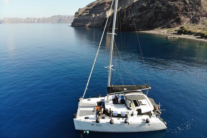 Half-Day Exclusive Catamaran Cruise in Santorini with Meal and Open Bar - Why Santorini looks different from a catamaran