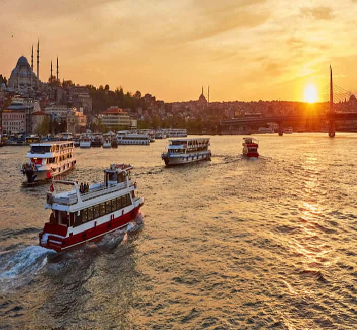 Istanbul: Bosphorus Cruise Morning or Sunset Boat Tour - Commentary, tea, and the boat experience