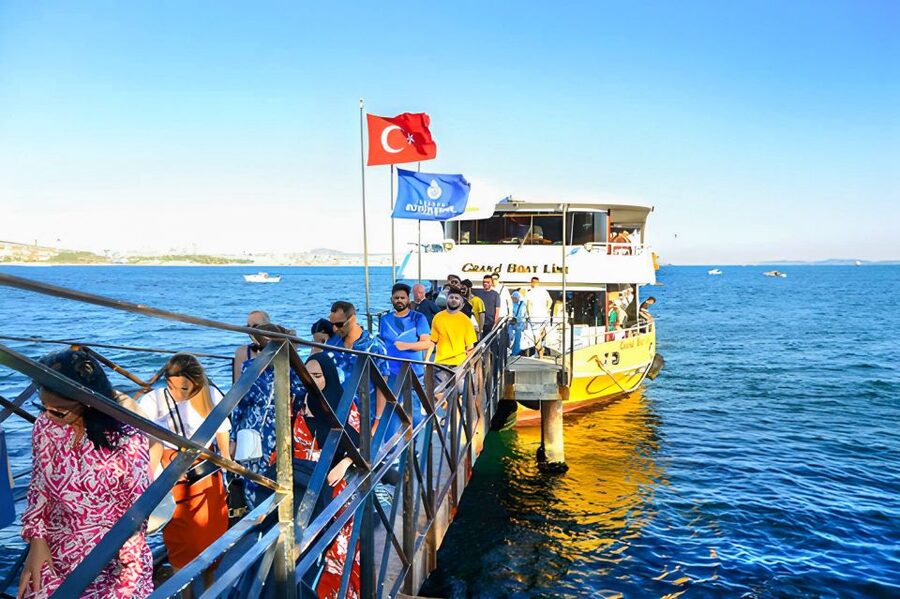 Istanbul: Bosphorus Cruise w/Audio Guide and Sunset Option - Finding the yellow umbrella near Hagia Sophia