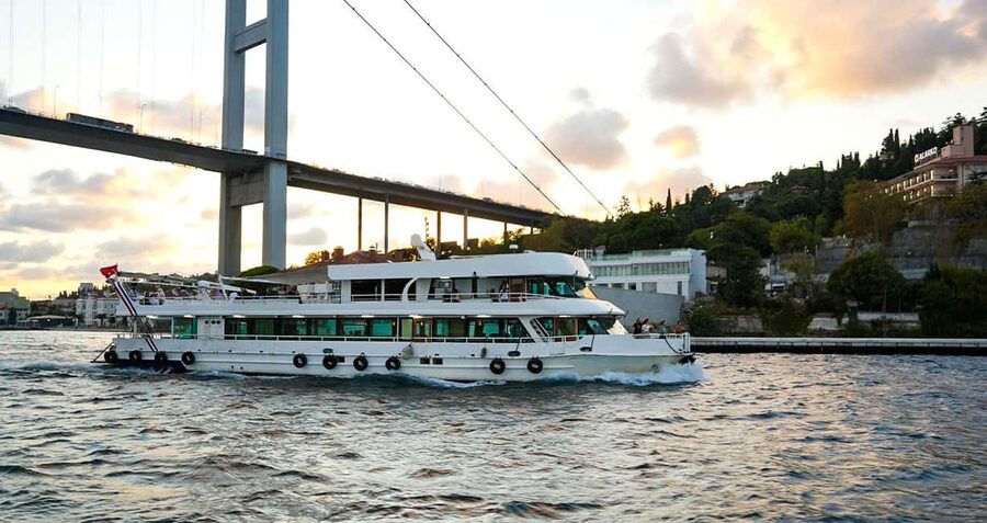 Istanbul: Bosphorus & Golden Horn Cruise Daytime or Sunset - Key points at a glance