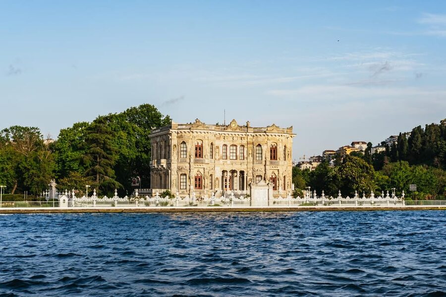 Istanbul: Bosphorus Sunset Cruise on a Luxury Yacht - Rumeli Fortress and Fatih Sultan Mehmet Bridge