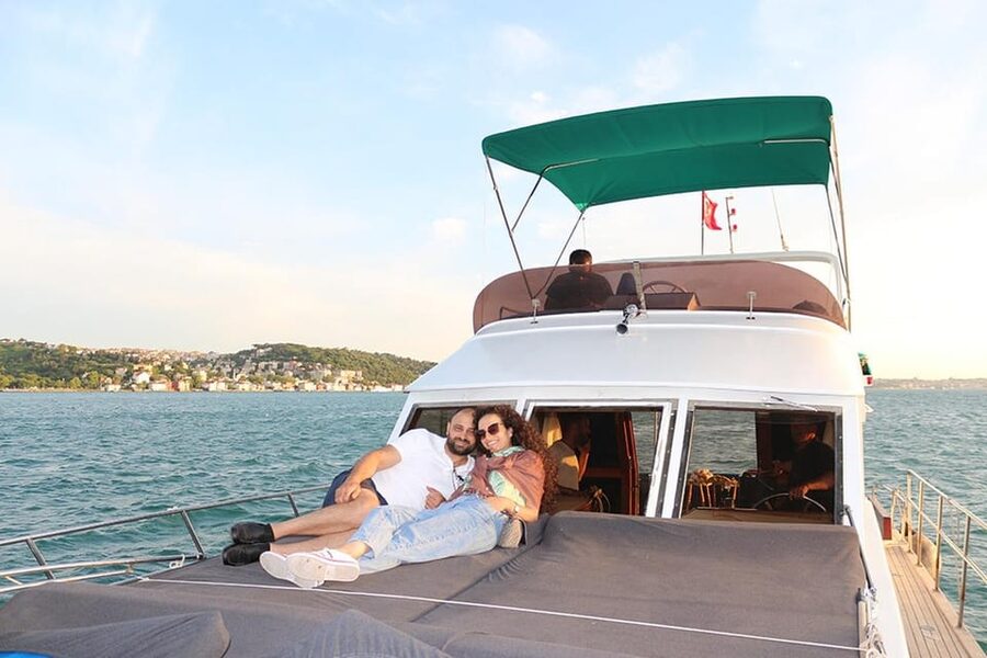 Istanbul: Bosphorus Yacht Cruise at Sunset with Snacks - Why This Short Yacht Ride Works So Well