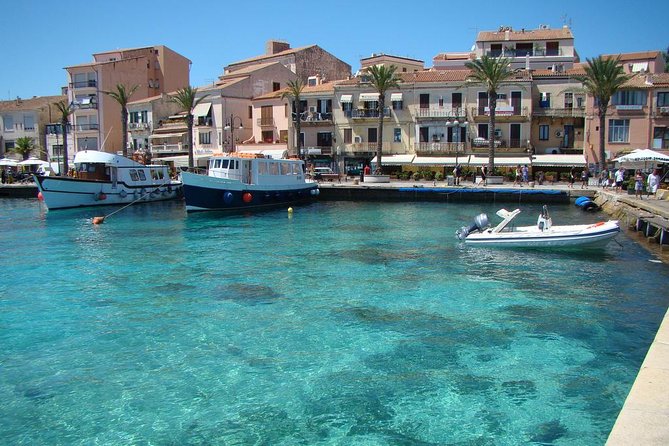 La Maddalena Archipelago Boat Tour from Palau - Boat comfort, food, and group size