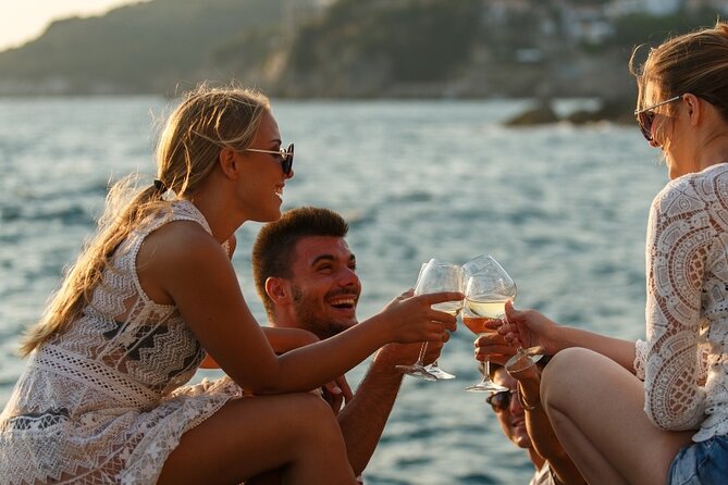 Luxury Catamaran Cruise, Dia Island –Open Bar & Lunch -Top Rated! - Catamaran Comfort and Onboard Facilities