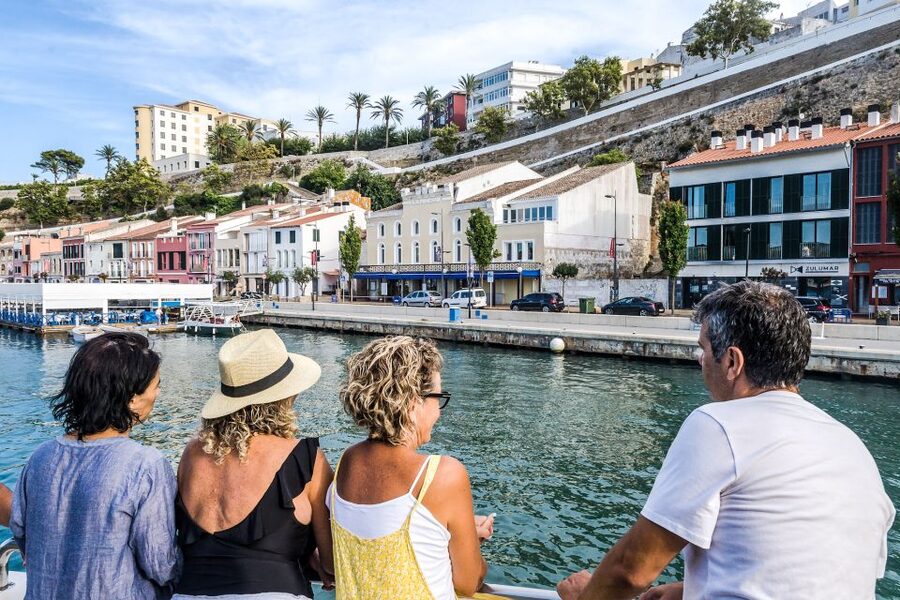 Mahon: Harbor Boat Tour with Underwater Viewing & Commentary - The return route: San Felipe Castle, Es Castell, and Georgetown