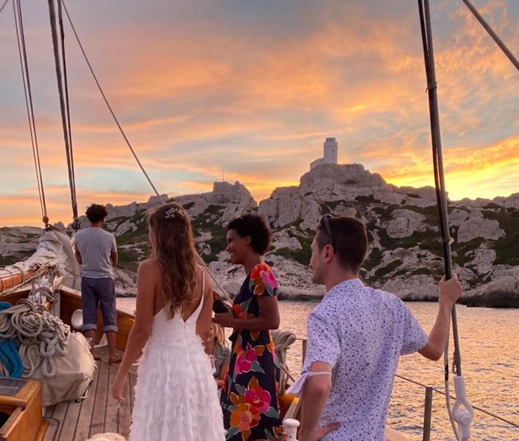 Marseille: Frioul Islands Sunset Cruise with Cocktail Dinner - Key points at a glance