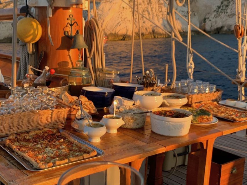 Marseille: Frioul Islands Sunset Cruise with Cocktail Dinner - Sunset over the Mediterranean