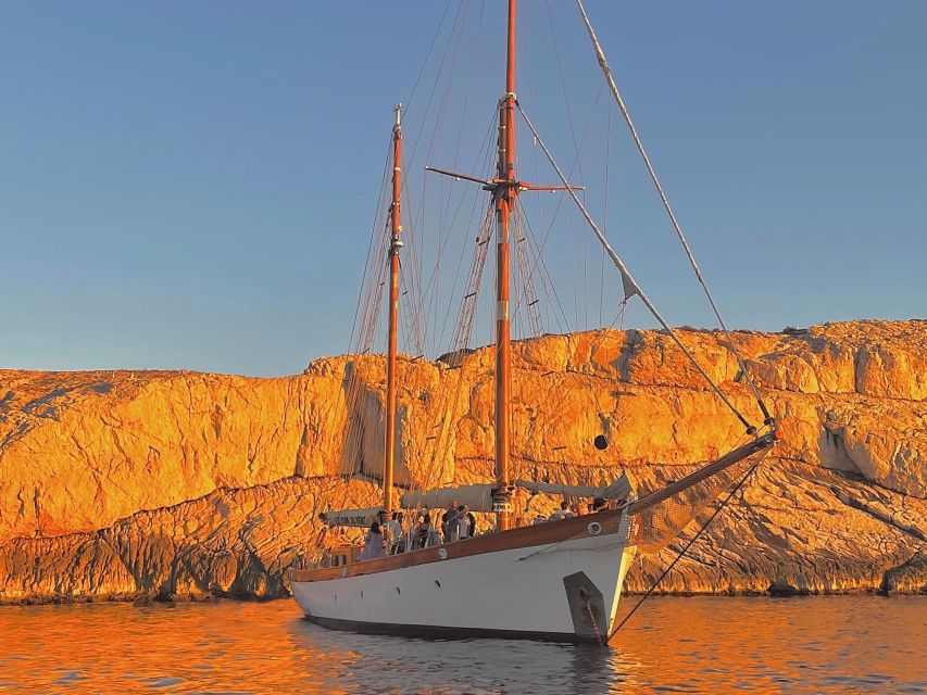 Marseille: Frioul Islands Sunset Cruise with Cocktail Dinner - Sailing out toward the Frioul Archipelago
