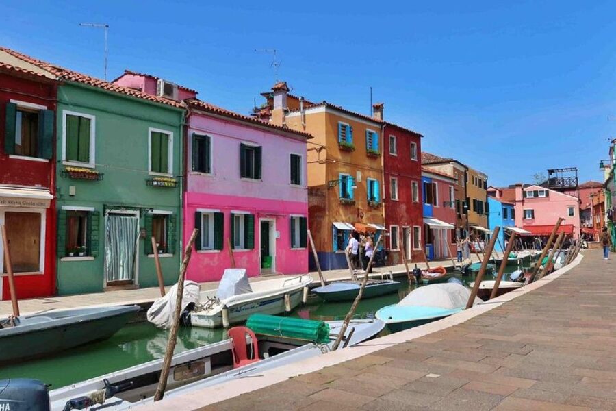 Murano & Burano: Boat Tour with Guide & Glass Factory Visit - Who should book this tour?