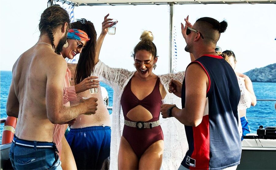 Mykonos: Sunset Boat Party with Open Bar & Live DJ - Key points at a glance