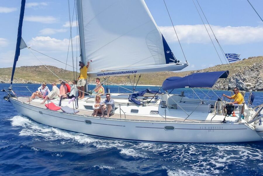Mykonos: Yacht Cruise to Rhenia and Guided Tour of Delos - Who should book this day?