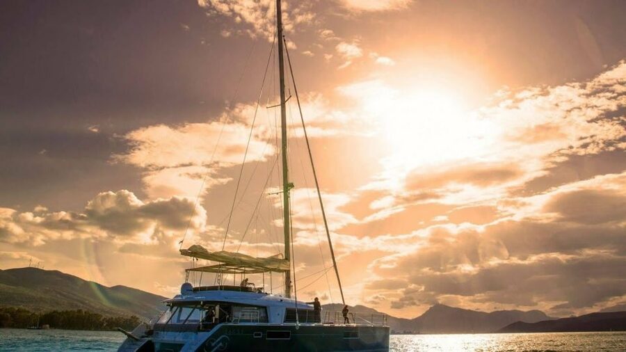 Naxos: Catamaran Cruise with Lunch & Drinks - The crew and the shared atmosphere