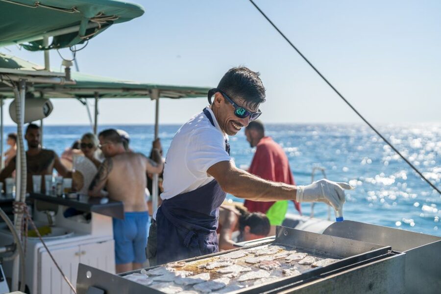 Palma de Mallorca: 5-Hour Catamaran Cruise with Lunch & Swim - Music, dancing, and the afternoon return
