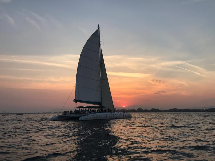 Palma de Mallorca: Sunset Sailing Catamaran Trip with Drink - Music, dancing, and the mood onboard