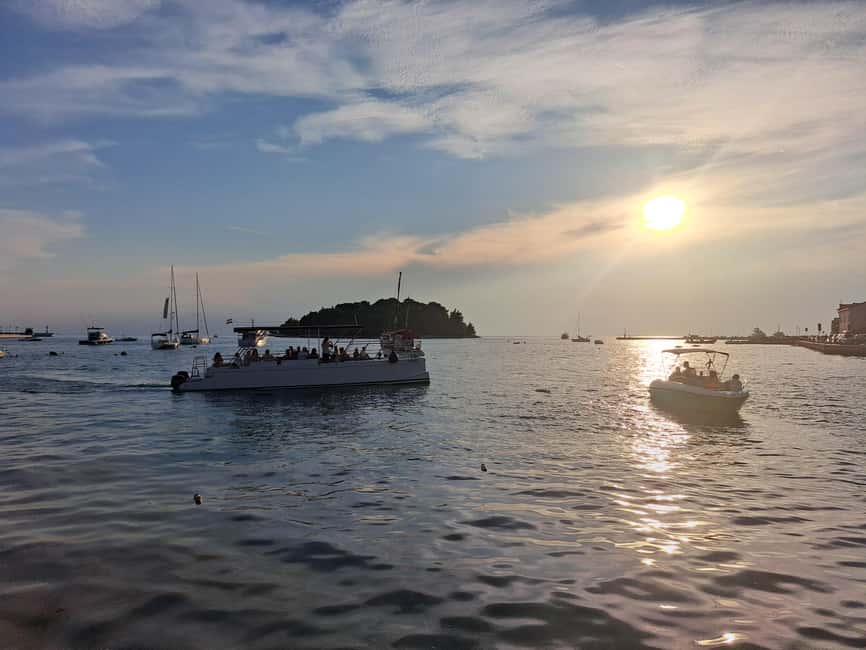 Rovinj: Sunset & dolphin group tours with Catamaran - The sunset route back toward Rovinj