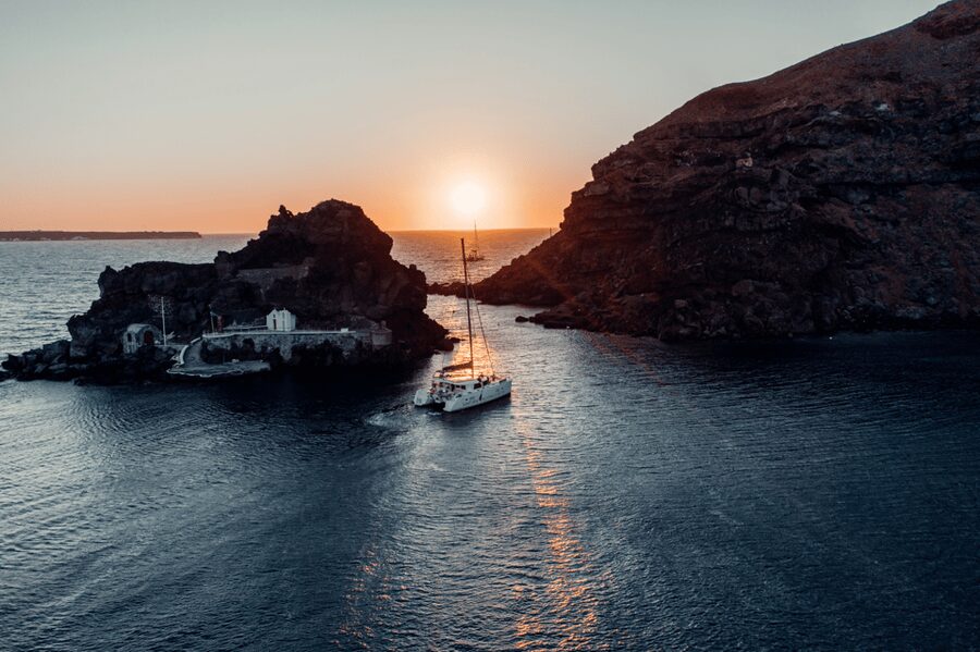 Santorini: Catamaran Caldera Cruise with Meal and Drinks - Why seeing Santorini from a catamaran works