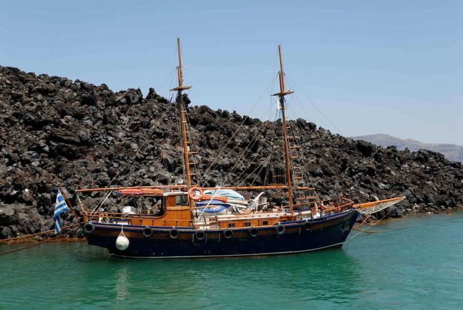 Santorini: Thirassia Islands and Volcano Guided Cruise - Why this cruise makes sense on Santorini