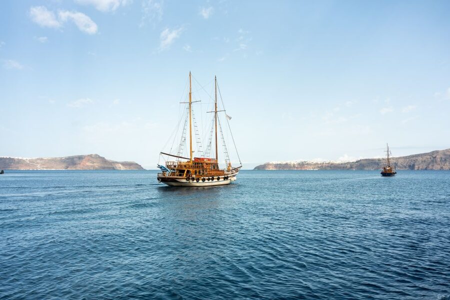 Santorini: Volcanic Islands Cruise with Hot Springs Visit - The caldera cruise back to port
