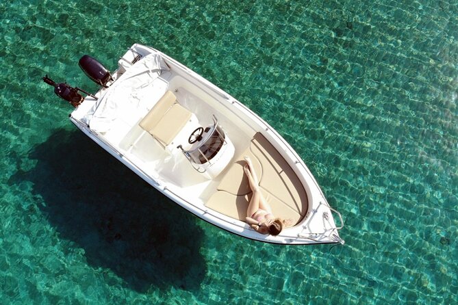 Self-Drive License-Free Boat Rental in Santorini from Vlichada - The safety briefing and first minutes on the water