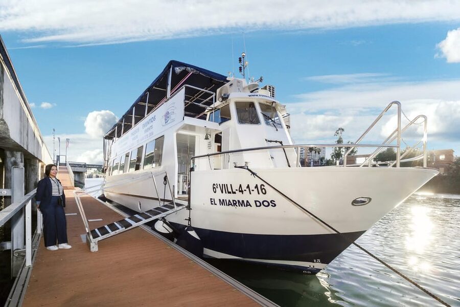 Seville: Guadalquivir Boat Tour with Optional Lunch/Dinner - Service, commentary, and the human touch