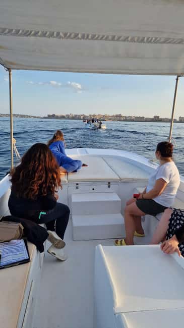 Siracusa: Ortigia & Sea Caves Boat Tour w/ Prosecco & Fruit - Fonte Aretusa and Maniace Castle from the water