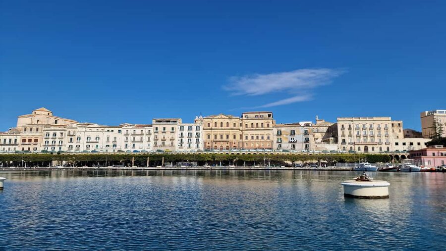 Siracusa: Ortigia & Sea Caves Boat Tour w/ Prosecco & Fruit - Entering the sea caves along the Syracuse coast