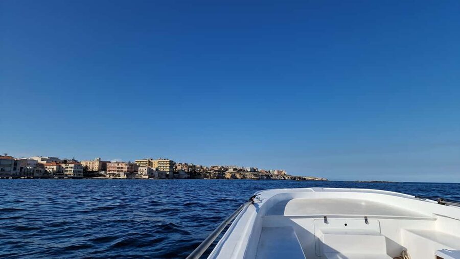 Siracusa: Ortigia & Sea Caves Boat Tour w/ Prosecco & Fruit - What the boat and group feel are like