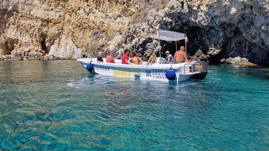 Siracusa: Ortigia & Sea Caves Boat Tour w/ Prosecco & Fruit - Seeing Ortigia from its seaward side