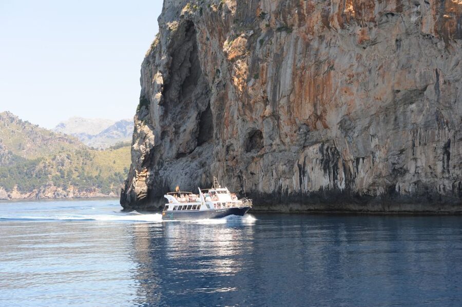 Sóller: Boat Trip to Sa Calobra and Torrent de Pareis - Arriving at Sa Calobra
