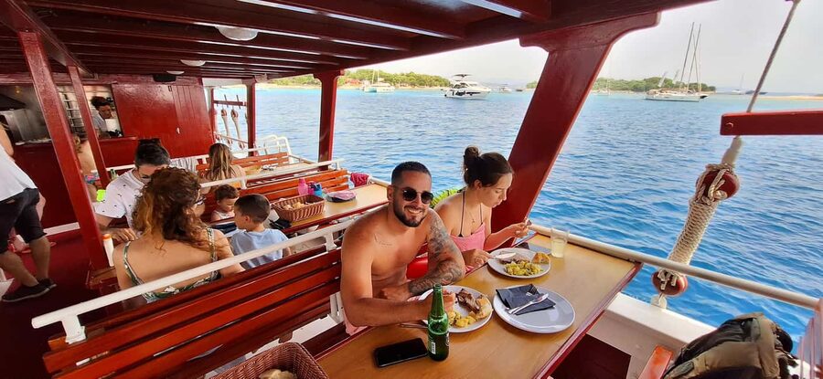 Split: 3 Island & Blue Lagoon Cruise with Lunch & Drinks - What the open bar really includes