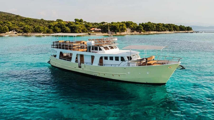 Split: Blue Lagoon and 3 Island Cruise with Food and Drinks - Drinks, music, and the onboard atmosphere