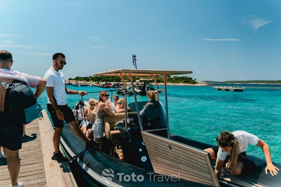 Split/Podstrana: Blue Cave, Hvar & 6 Islands Speedboat Trip - Two hours in Hvar