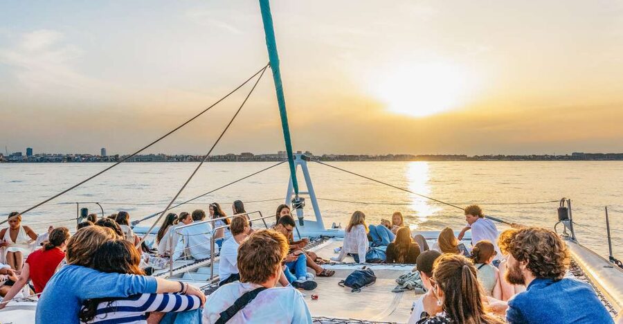 Valencia: Sailing Catamaran Cruise with Sunset Option and DJ - Why the sunset option is worth considering