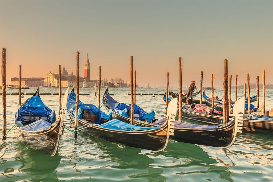 Venice: Private Gondola Cruise for up to 5 Passengers - What the gondolier does, and does not, provide