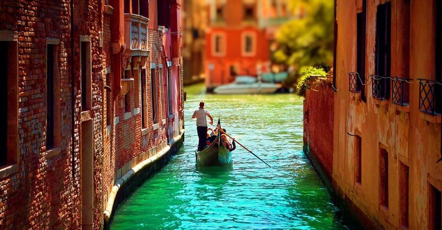 Venice: Private Gondola Cruise for up to 5 Passengers - Thirty minutes sounds longer than it feels