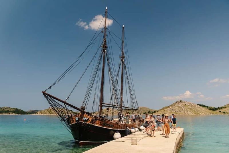 Zadar: Boat Tour with Unlimited Wine & 3 Stops - Kukljica: beach time, ice cream, and a gentle first stop